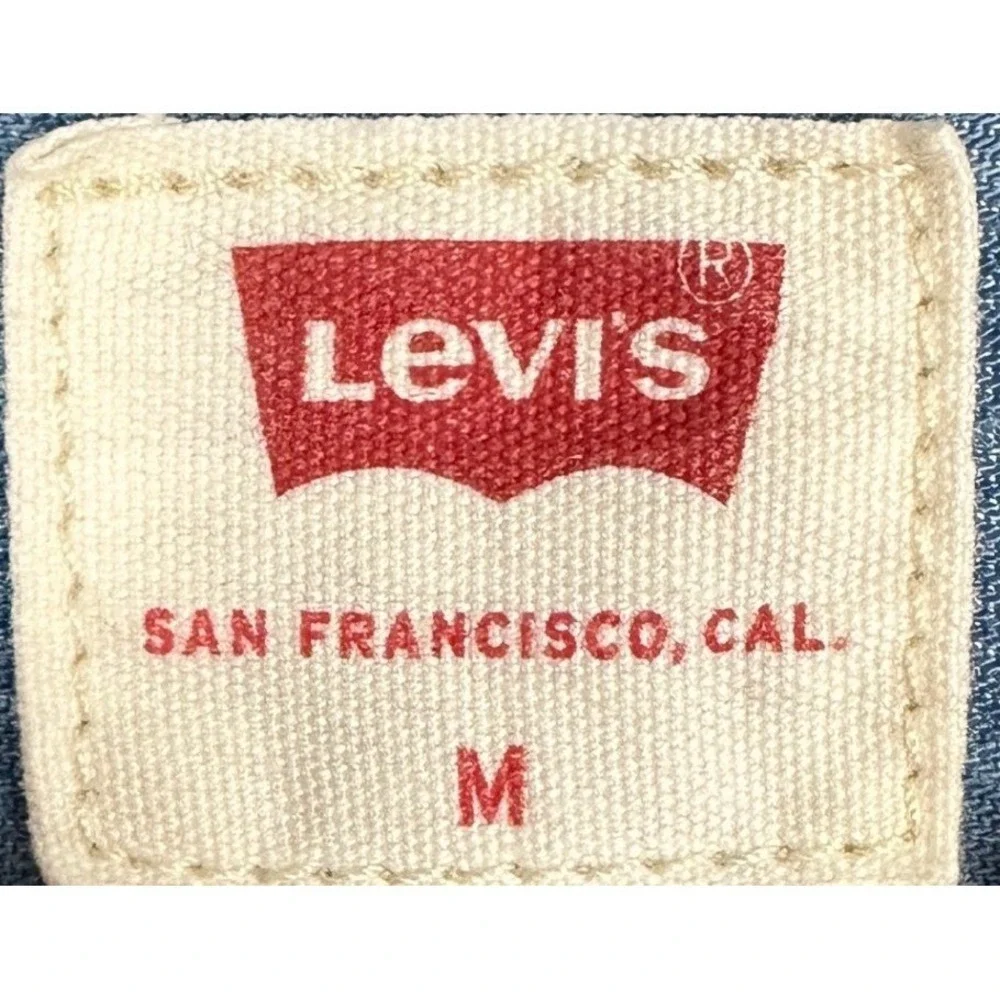 NEW Levis Shirt Mens Medium Blue Standard Fit Button Up Lightweight Denim Casual